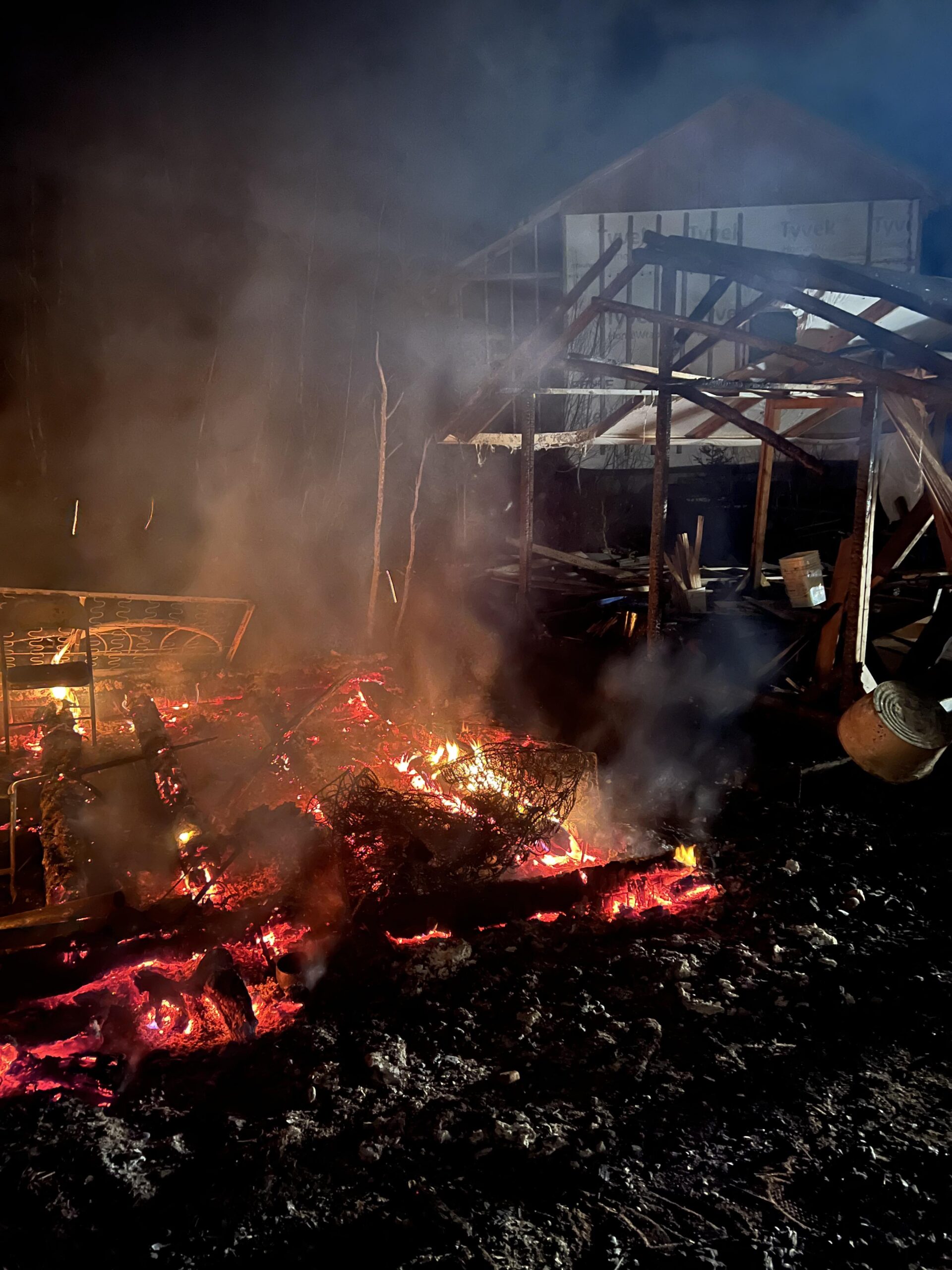 Un incendie détruit l’atelier du maître-artisan Armand Petiquay.